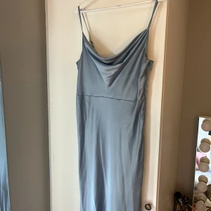 Six stories - Använd en gång på balen, men för fin för att bara hänga hemma! Nypris 1700 och jättebra skick. Perfekt till bal eller brudtärneklänning