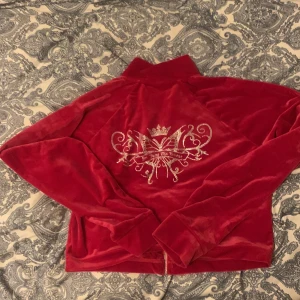 Röd kofta från juicy couture  - Beskväm, luftig, passar till allt 