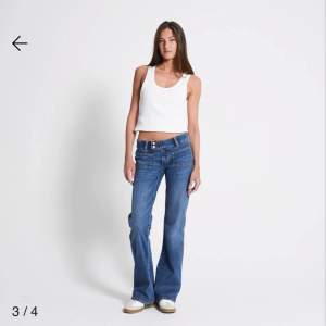 Säljer dessa jättesnygga jeans från lager 157! Använda några få gånger, säljer för att de är lite för stora för mig. Inga defekter eller hål 💕 priset går att diskutera 