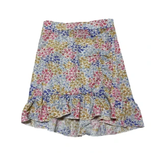 Blommig sommarkjol - En fin sommarkjol med midje storlek 61 cm och 42 cm lång💕