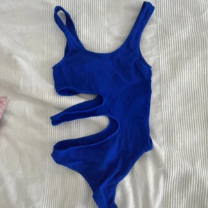 Cutout body - Snygg body i stretchiga material! Endast testad