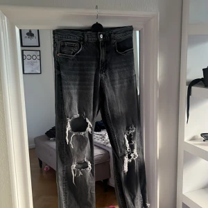 Jeans  - Säljer dessa jätte skickbara jeans. Dem har hål i och är gråa. Jätte fina. Storlek 36