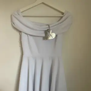 Helt ny vit offshulder klänning perfekt som studentklänning elr skolavslutning från bubbelroom med prislappen kvar