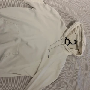 Axel Arigato Hoodie - Säljer nu min älskade hoodie, från Arigato. Super snygg, men börjar bli för liten tyvärr. Fint skick på den, detaljerade bilder kan jag ordna.