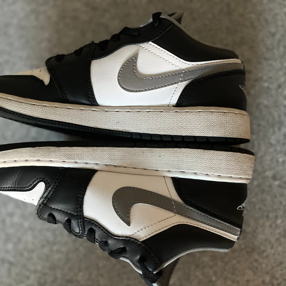 Säljer mina snygga jordan 1 low skor för de är för små. Snygga och sköna inför sommaren och är köpta från stockx och har dessutom verifieringsmarkör. I boxen ingår det  ett par jordans i väldigt bra skick en jordan sticker. användna 5-10 gånger. Skor.