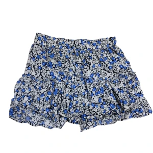 Blå Zara minikjol  - En blommig minikjol med shorts under. 