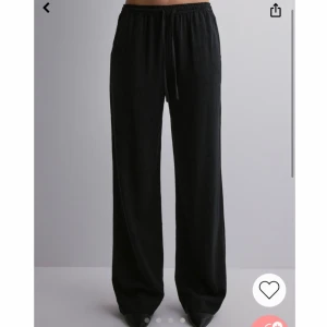 LINNEBYXOR - Säljer mina linnebyxor från Nelly i storlek S. Använda ca 3-4 gånger och insett att de är för stora samt långa. Är typisk S i byxor och 169cm lång (dock korta ben), säljer för ett billigare pris då de har används ca 3 gång, inga deffekter🤍