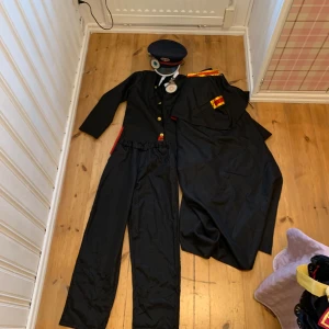 Hanako cosplay (ingen peruk) - Säljer mitt hanako cosplay för kommer inte till användning! Det är ett litet hål mellan benen men kommer sy ihop inan den sickas. Har limmat lite på hatten men går att ta bort enkelt eller meddela om jag ska ta bort! Meddela inan köp 