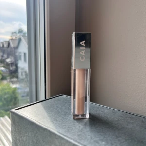 Caia Front Row Concealer - Caias Front Row Concealer i 2N. Helt ny bara testad. Kostar 195kr i butik