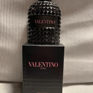 Valentino bron in roma - Helt ny valentino born in Roma parfym. Kostar vanligtvis 1300kr.