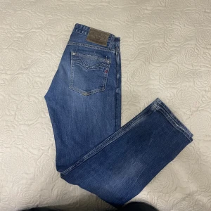 Replay jeans - Sjukt feta slim replay jeans modellen heter newbill. Skicket är fin. Storlek / 31L/29w Har mått även. Skriv vid frågor 🙌🏻
