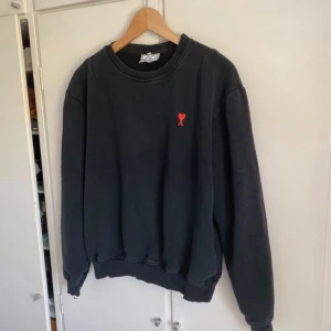 Ami De Coeur sweatshirt  - Sweatshirt från Ami De Coeur. Den var krympt en del så skulle säga att den mer passar en S. Nypris: 3700 kr.