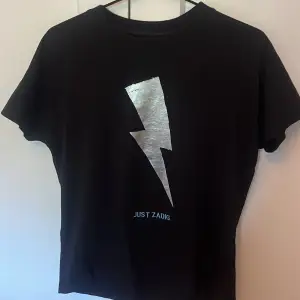 Zadig&voltaire T-shirt med silvrig blixt som används 1-2 gånger och säljer pga att jag inte använder den