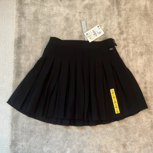 Oanvänd Minikjol - Svart minikjol som jag aldrig har använt då den var för liten för mig:/ 