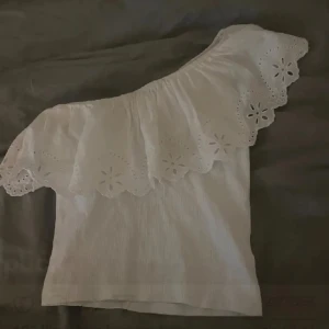 Volangtopp  - Superfin off shoulder topp med volang!! Superfint skick! Från zaras barn avdelning i storlek 164 men passar en xs/s då den är väldigt stretchig! Skriv vid frågor eller intresse 💕💕💕