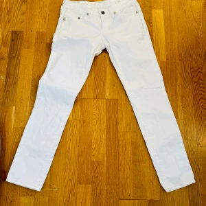 G-STAR RAW DENIM Dambyxor. Storlek 31/32. 350 kr. - G-STAR RAW DENIM Dambyxor. Storlek 31/32. 350 kr.  Jättefint skick.   Bredd: 31 Längd: 32 Nypris: Mellan 1000-1500 kr