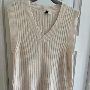 Tröja - Säljer nu denna tröja från HM, den är i väldigt bra skick. Den är i storlek XS men känns som en storlek större. Skriv om du har några frågor.