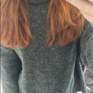 Grå polo tröja från hm - Grå polo tröja från HM storlek M. Jätteskön och passar till sommar och vinter. 💓