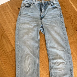 LAB jeans med slits  - Bra skick, inga skador. 95cm långa. Bekväma och älskade, tyvärr utväxta. 