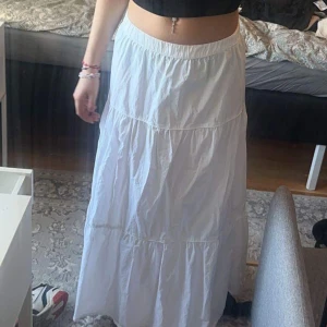 Super fin vit lågmidjade lång kjol - Super söt vit lågmidjade kjol som går hela vägen ner till fötterna. Köpte den på Ginatricot förra året men har endast använt den 3 gånger. Storlek S. Använd gärna köp nu ❤️❤️