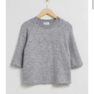 Grå stickad t-shirt - Jag vill kolla intresset på min fina stickade tröja från Other Stories. Tröjan är endast använd 1 gång och är i fint sick. Slutsåld på hemsidan. Nypris: 690 kr🥰