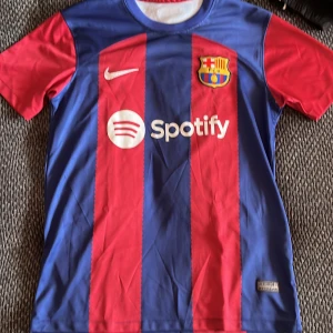 Barcelona 23/24 - Hemmaställ tröja. Säljer för jag köpte en annan barca tröja. Storlek S men kan passa M