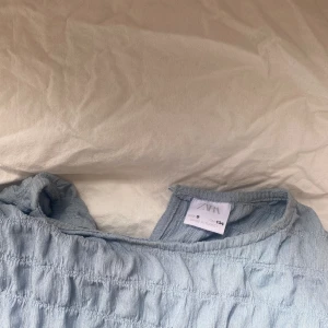 Jätte fin tröja! - Jätte fin kort topp som tyvärr inte kommer till användning längre. Om ni har några frågor eller funderingar kring tröjan är det bara och fråga. Vi kan diskutera om priset också!❤️