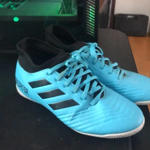 Adidas predator fotbollsskor - Inomhus Adidas predator fotbollsskor använda måttligt under 1 säsong. Fint skick och bara lite små smuts. 