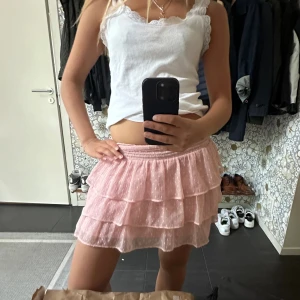 Volangkjol  - Säljer denna rosa volangkjol från Lindex barnavdelning, den är i barnstorlek men  passar XS-S! Superfint skick 