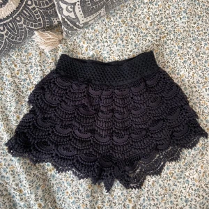 Somriga svarta shorts☀️ - Somriga shorts perfekta för stranden eller utomlandet😍 köpte dessa utomlands där de är handgjorda och därför kan trådarna vara enkla att sticka ut (de ser frf bra ut).❤️ (kontakta för mer bilder)💖