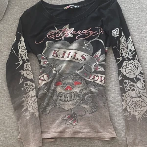 Långarmad ed Hardy tröja - As cool rare äkta långarmad Edhardy tröja med rhinestones o detaljer💀🥀