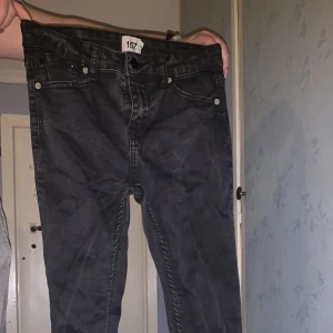 Baggy jeans från lager 157 50kr - Använda väldigt få gånger då dom mest legat i en garderob i några år, storlek S, skulle behöva strykas annars finns inget täcken på använda. Nypris 150kr mitt pris 50kr! 