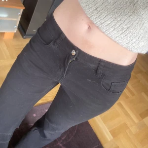 Lågmidjade bootcut jeans - Säljer dessa snygga lågmidjade bootcut jeansen som tyvärr blivit lite korta för mig som är 172🥰 hör av er vid frågor💘