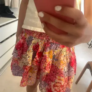 Superfin blommig volang kjol från Kappahl, säljer pga kommer inte till användning längre. Superfint skick och köpt för 400kr, pris kan diskuteras!