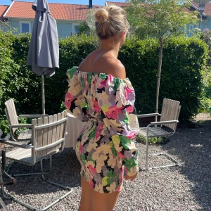H&M Sommarklänning - Smockad, figurtajt sommarklänning med supercoola ballongärmar som kan vara off shoulder om så önskas! I storlek S men passar XS-M tack vara smocken. Använd en gång och utan defekter💕