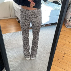 Ormskinn byxor  - Supersnygga byxor med ormskinn från Weekday! Knappt använda så i mycket bra skick! 💗
