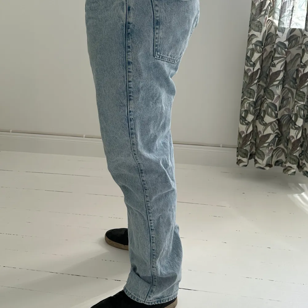 Säljer dessa snygga baggy jeans från WEEKDAY. Modellen heter rowe. Storlek: W33 L30. Jättebra skicka förutom dom 2 hålen på höger bakficka (se bild 3). Tveka inte att höra av dig om du är intresserad!🙂. Jeans & Byxor.