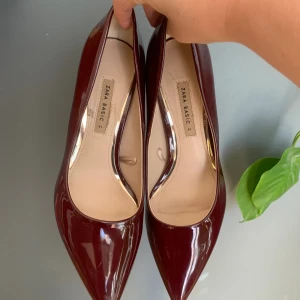 Vinröda klackskor  - Klackskor från Zara!! Sjukt fina. Storlek 41