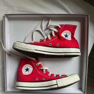 converse  - röda converse i mkt bra skick! 