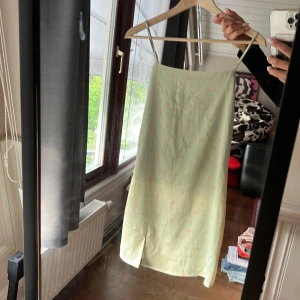 Klänning - Grön klänning från gina me rosa blommor som tyvärr är för liten för mig. 