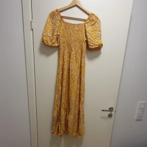 Blommig klänning  - Blommig klänning som är för liten för mig. Använd 1 gång.