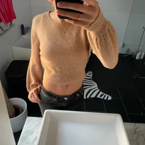 Stickad tröja  - Stickad tröja från the other stories, inte alls nopprig och i fint skick samt bra kvalite☺️