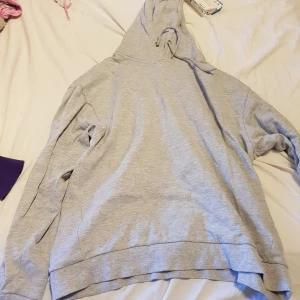 Grå hoodie - Lite kort vid magen och har nån fläck nånstans annars bra skick
