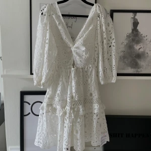 En superfin sommarklänning från Asos som aldrig är använd med prislapp kvar!😍 - Klänningen är aldrig använd och köpt denna säsong! Otroligt fin till sommaren, studenten, midsommar osv! Den sitter jättefint på kroppen och har många fina detaljer! Den är i en storlek 36 och sitter som en storlek S! Nypris 800 kr!
