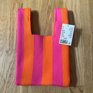 Mini liten handväska bag - Köpt på H&M men aldrig använd. Nypris 129kr.