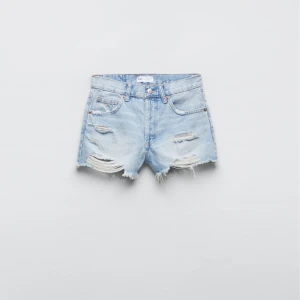 Zara jeans shorts  - Säljer mina jeans shorts som inte kommer till så mycket andvändning det är lågmidjade💗