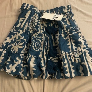 super fin zara kjol💞 - Säljer min nya zara kjol eftersom den va för stor för mig. Har inte änvänds och har lappen på. Fråga om du vill ha flera bilder! Nypris 400kr💞