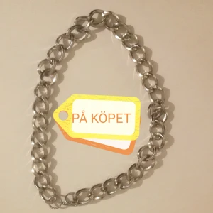 Kedja  - Det här är kanske ett halsband men jag har använt det som armband i två varv. Obs det är plast, inte metall. Du får det på köpet om du vill. Skicka bara ett meddelande att du vill ha det när du köper nåt annat 🌸 priset i annonsen gäller inte då! 