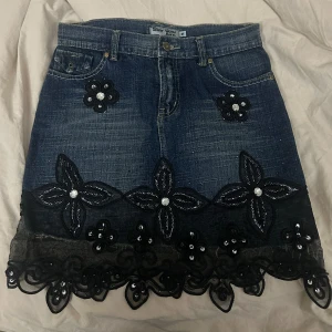 Jeanskjol  - Jeanskjol med fina detaljer. Storlek M. Fint skick. 