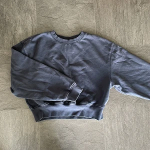 Croppad tröja - Kort och mysig weekend tröja i bra skick  💕